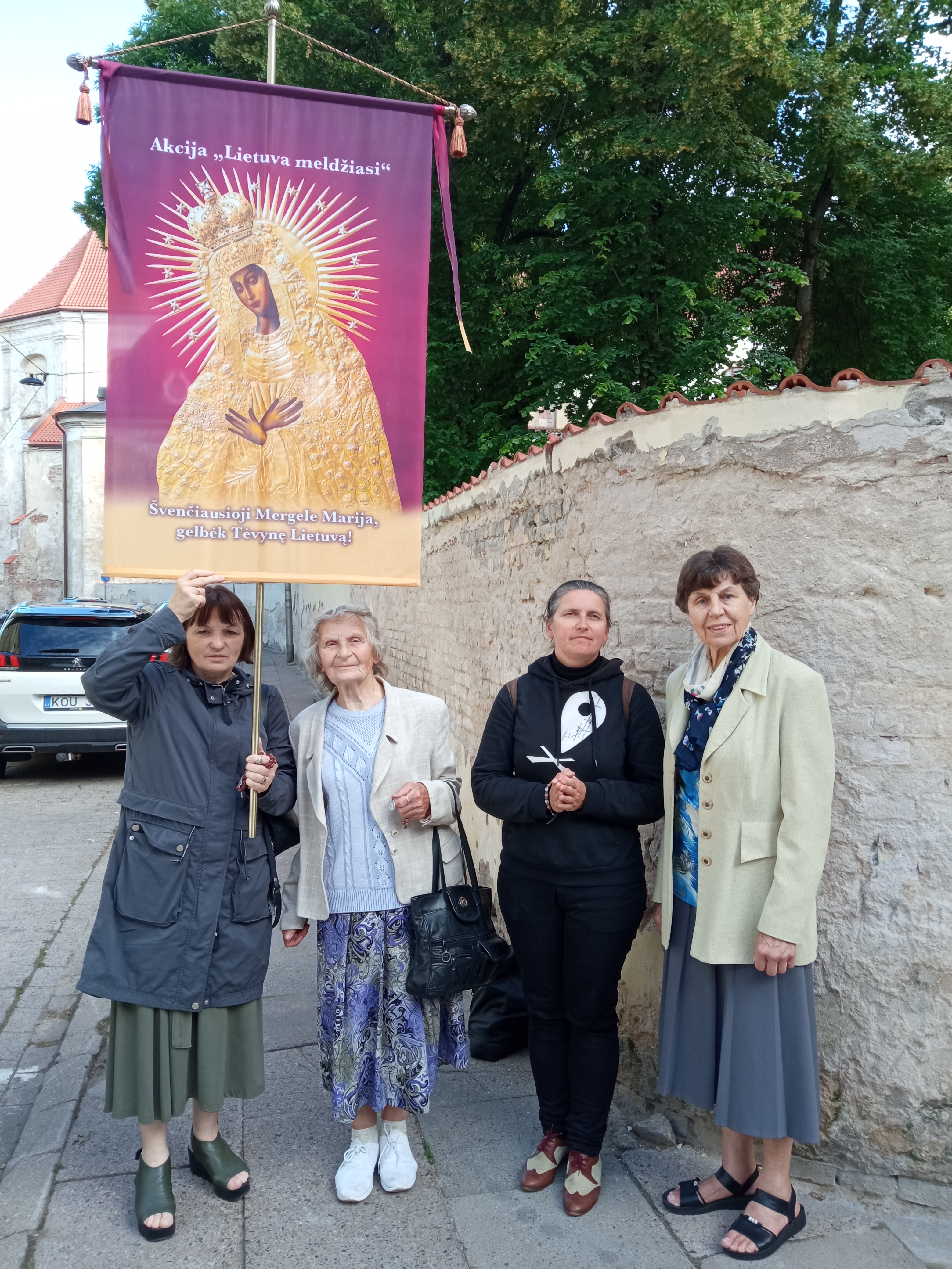 Vilniuje birželio 12 d. meldėsi 4 maldininkės
