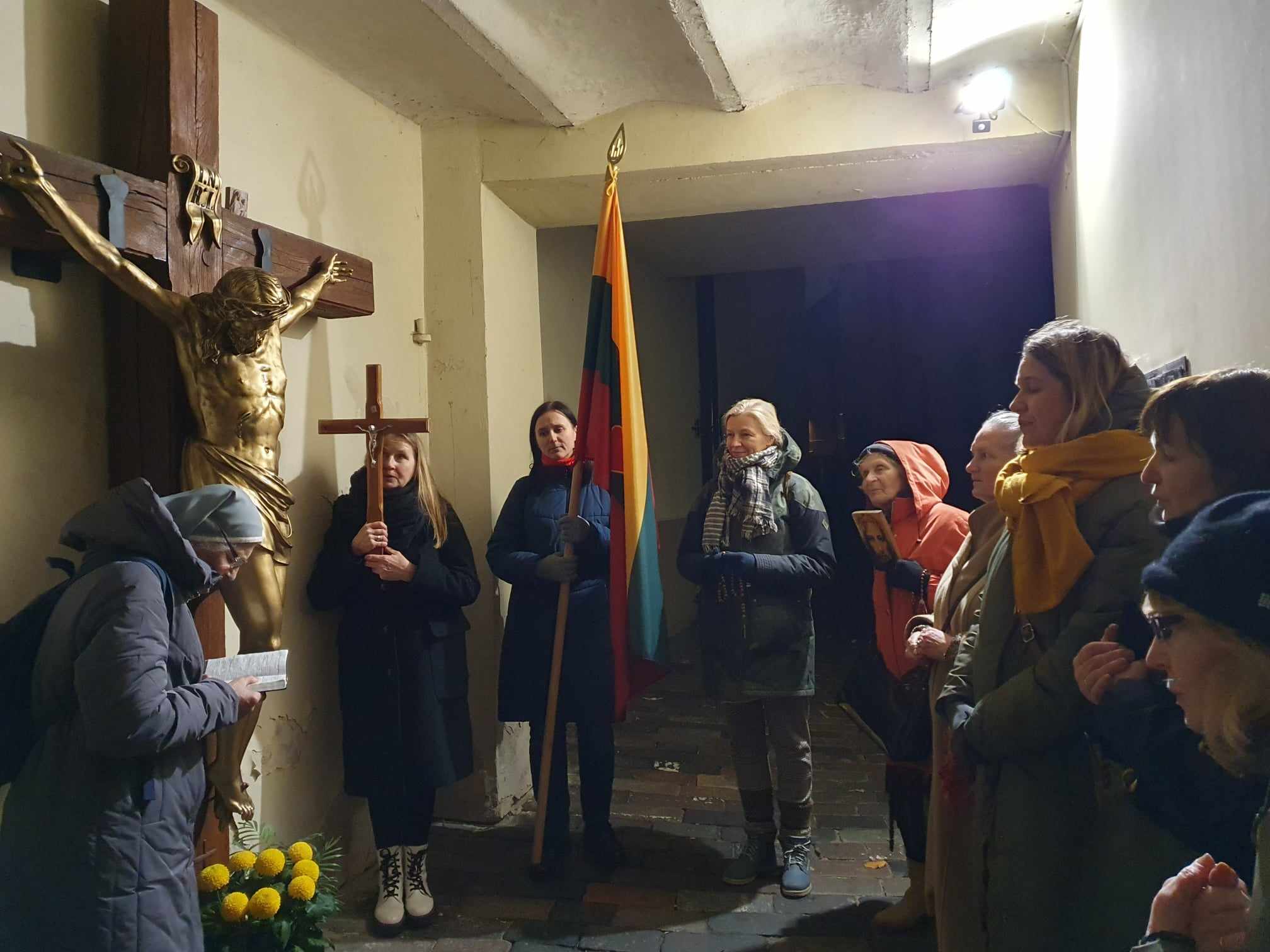 Lapkričio 8 d. Vilniuje pradžioje meldėsi 5 maldininkai, vėliau prisijungė charizminė maldos grupė ,,Viena Kristuje". Viso meldėsi 13 maldininkų.
