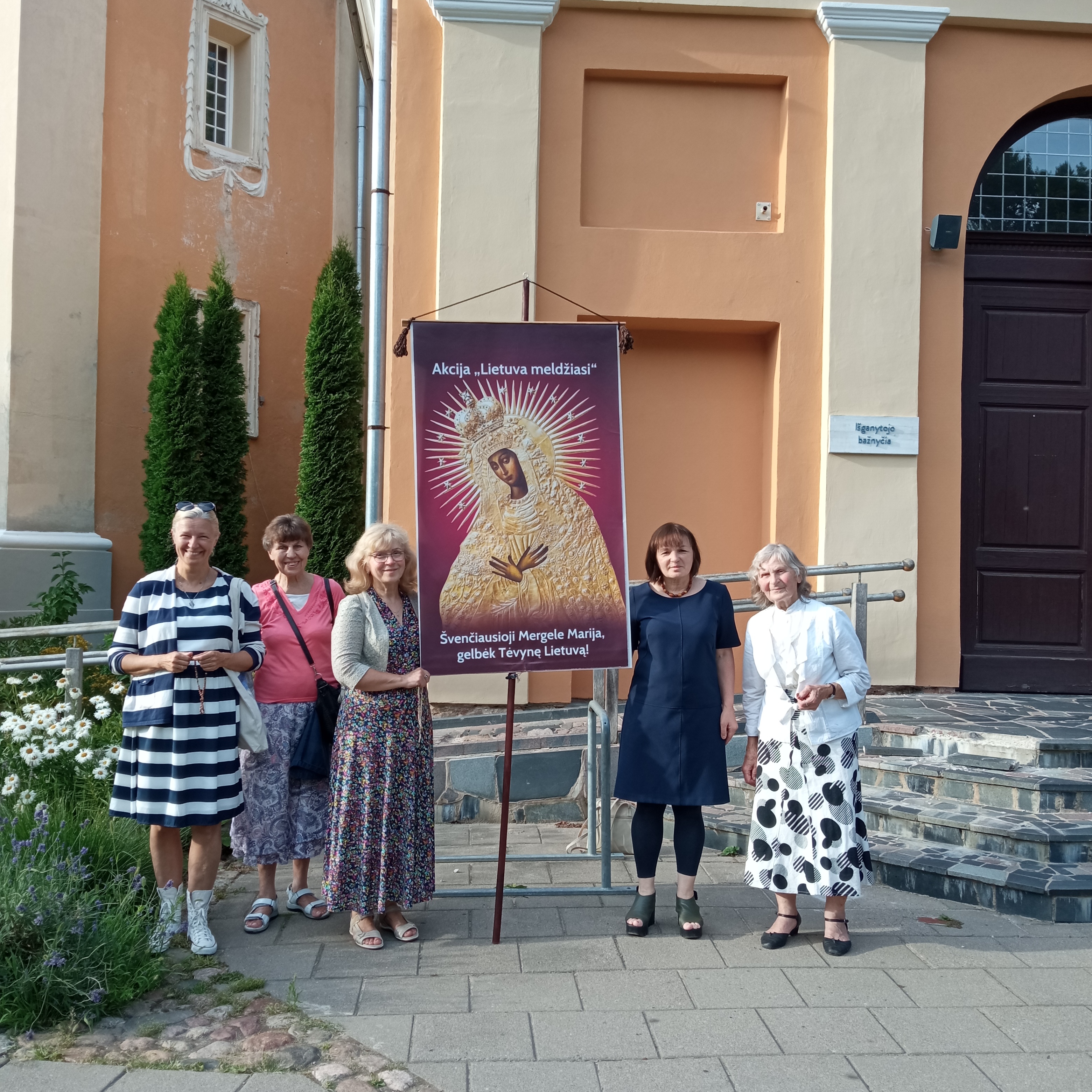 Vilniuje liepos !2d. ęjome nuo Apaštalų Petro ir Povilo bažnyčios iki Šv.Jono brolių

